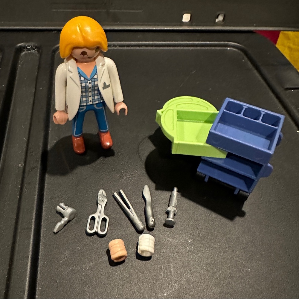 Vintage Playmobil Geobra doctor figure and accessories - Picture 3 of 13